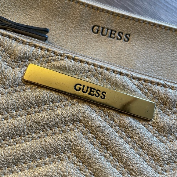 2 for $25✨  GUESS Wristlet Set | Wallet | Makeup Pouch - Picture 2 of 2